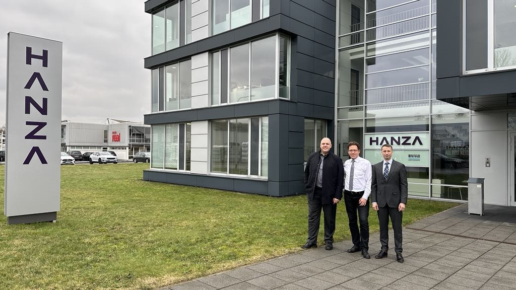 OIXIO poolt osalevad ekspordiläbirääkimistel Saksamaal Vahur Jõesalu ja Tauno Telvik. Pildil koos Hanza Electronics Mönchengladbach tehase juhi Wolfgang Beyersiga keskel.