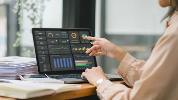 oixio-woman-using-financial-system